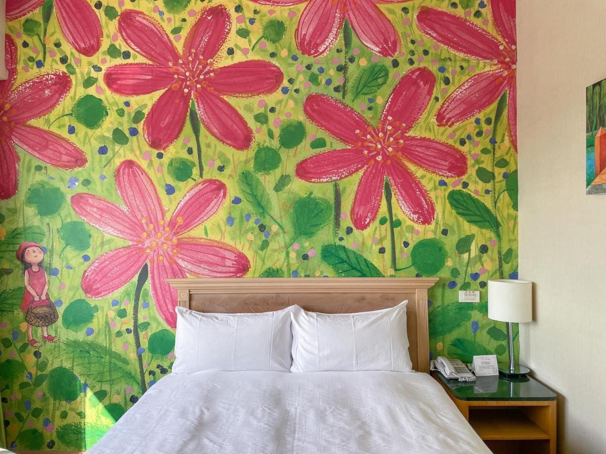 Chateau De Chine Hotel Hualien Exterior foto Mural in a hotel room