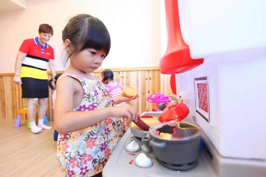 Chateau De Chine Hotel Hualien Exterior foto Child playing with toys