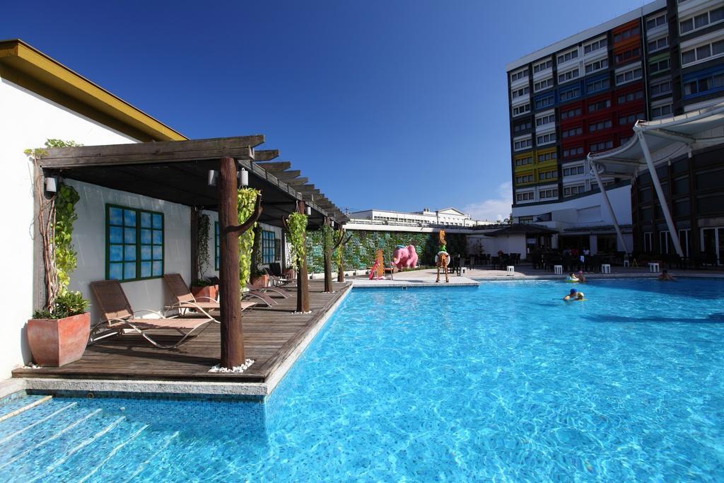 Chateau De Chine Hotel Hualien Exterior foto The swimming pool at the hotel