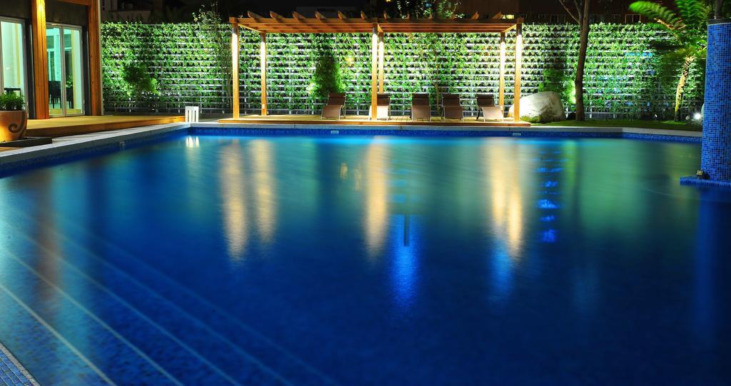 Chateau De Chine Hotel Hualien Exterior foto A swimming pool at night