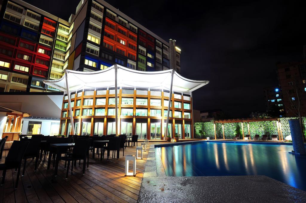 Chateau De Chine Hotel Hualien Exterior foto The swimming pool at the hotel