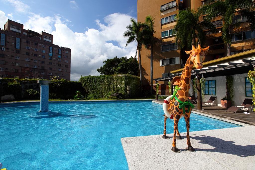 Chateau De Chine Hotel Hualien Exterior foto Swimming pool at the hotel