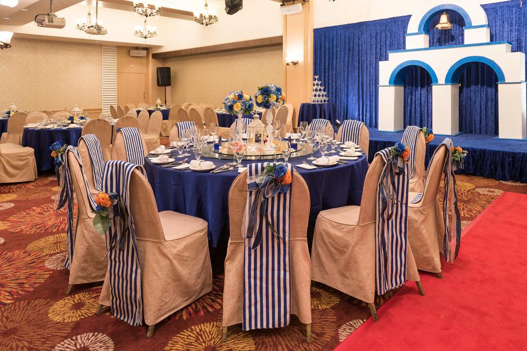 Chateau De Chine Hotel Hualien Exterior foto A wedding reception at the Royal Garden Grove