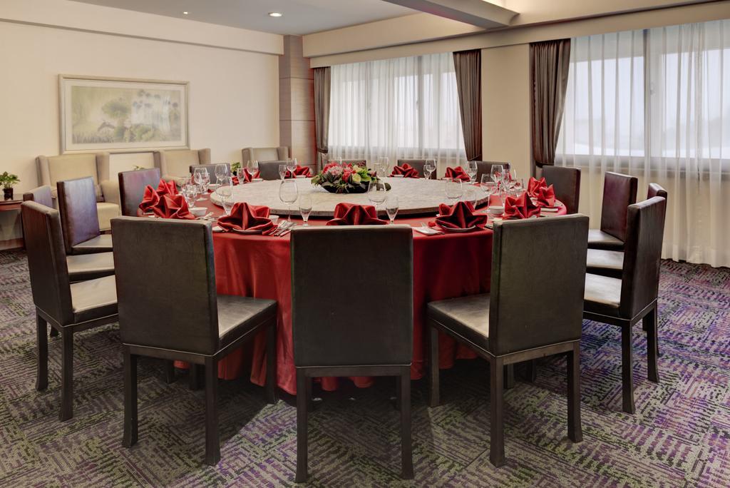 Chateau De Chine Hotel Hualien Exterior foto A round table with chairs