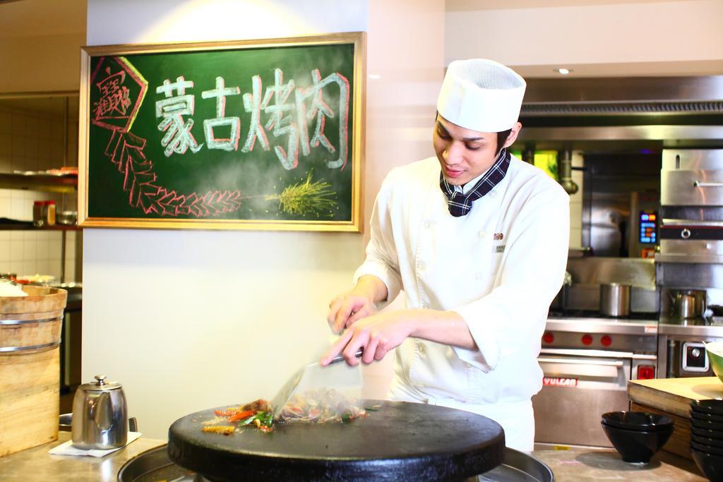 Chateau De Chine Hotel Hualien Exterior foto A Chinese chef cooking with a wok